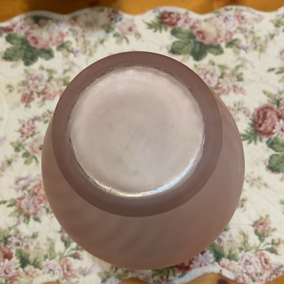 Vintage frosted pink swirl vase, EUC - Picture 7 of 9